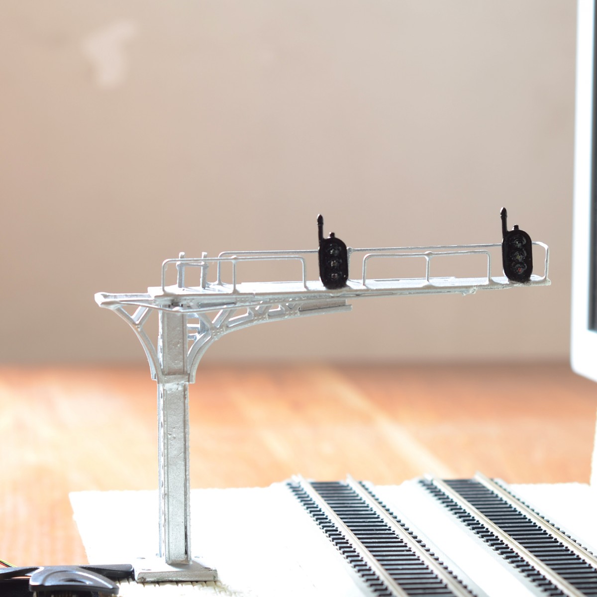 1 x HO /OO silver cantilever signal bridge LED 3 aspects double Track right side 